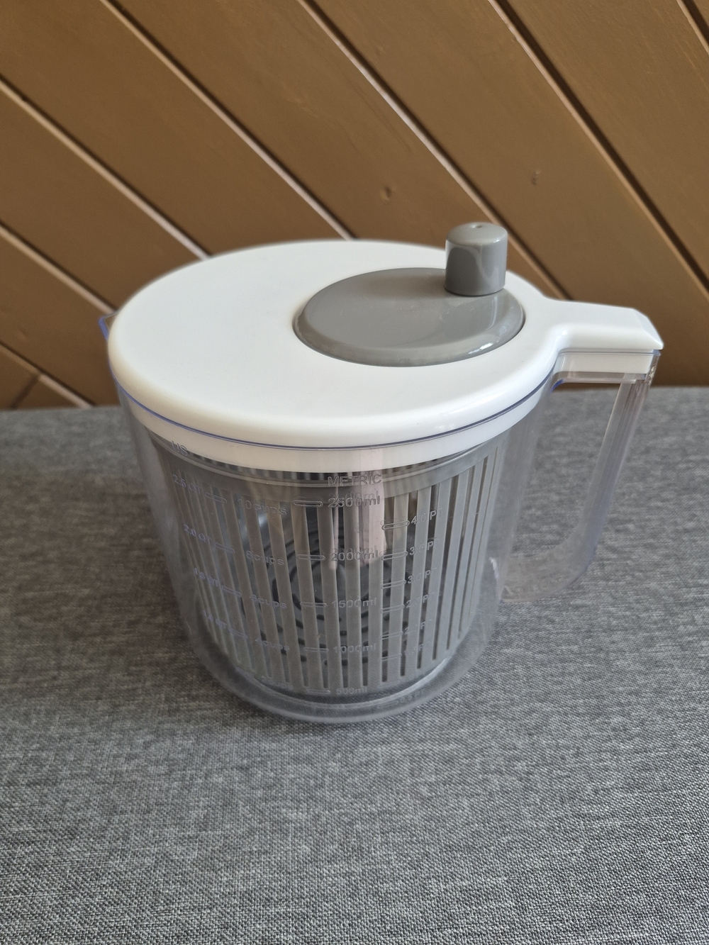 Manual Salad Spinner with White and Gray Lid - Compact Kitchen Spinner